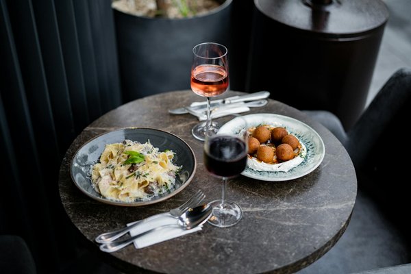 Exploring the influence of uk interior design trends on the ambiance of restaurants and bars